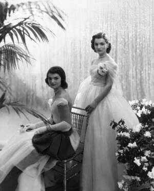 Жаклин с сестрой Ли перед балом, 1951 год