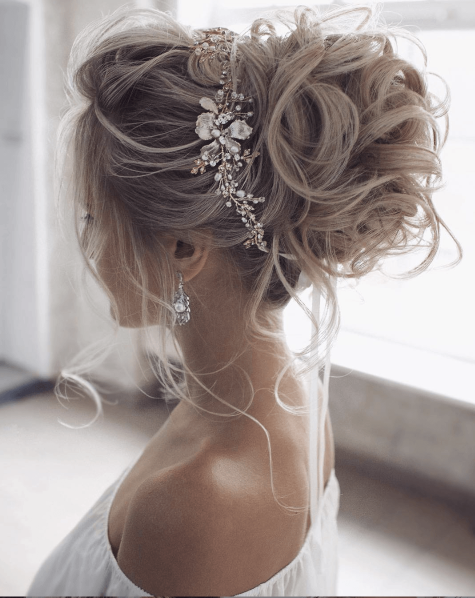 Свадебная причёска 2022: модные аксессуары и цветочные мотивы