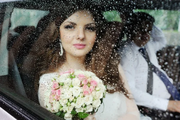 Дождь на свадьбе — к счастью